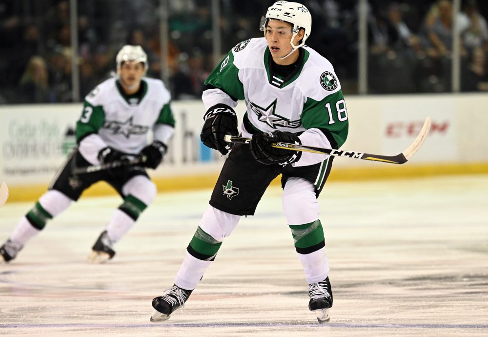 AUSTIN, TX - OCTOBER 04: Texas Stars forward Jason Robertson looks for the puck during game against the Tucson Roadrunners on October 04, 2019 on October 04, 2019, at the HEB Center in Cedar Park, TX. (Photo by John Rivera/Icon Sportswire)