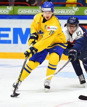 HELSINKI, FINLAND - JANUARY 2: Sweden's Rasmus Asplund #18 stickhandles the puck away from Slovakia's Filip Lestan #27 during quarterfinal round action at the 2016 IIHF World Junior Championship. (Photo by Matt Zambonin/HHOF-IIHF Images)
