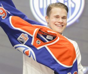 June 24, 2016: Jesse Puljujarvi puts on his Oilers sweater after being chosen fourth by Edmonton during the 2016 NHL Entry Draft (Photo by John Crouch/Icon Sportswire.)