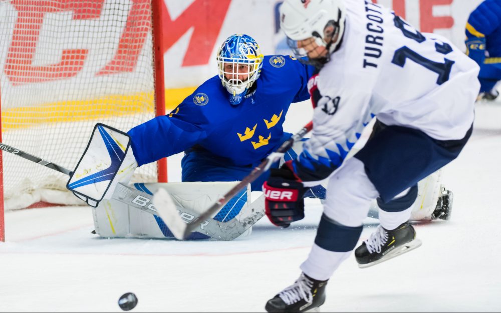 Sweden's goalkeeper Hugo Alnefelt and USA's Alex Turcotte during the ice hockey match in the J18 World Cup between Sweden and the USA on April 18 in Örnsköldsvik. Photo: Jonas Forsberg / BILDBYRÅN