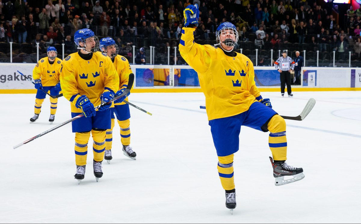 Alexander Holtz of Sweden celebrates after scoring 2-2 during the ice hockey semi final game in The IIHF U18 World Championship between Canada and Sweden on April 27 in Örnsköldsvik. Photo: Johan Löf / BILDBYRÅN
