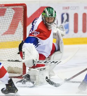 The Czech Republic Goalkeeper Jan Bednar and Swedens Karl Henriksson during the ice hockey quarter final game in The IIHF U18 World Championship between Sweden and The Czech Republic on April 25 in Örnsköldsvik. Photo: Jonas Forsberg / BILDBYRÅN