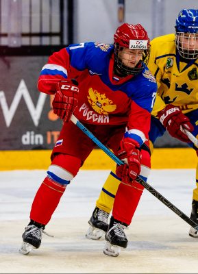 Russia's Dmitri Ovchinnikov is being chased by Sweden's Hugo Styf during the U17 ice hockey match between Sweden and Russia on February 7, 2019 in Tranås. Photo: Jonas Ljungdahl / BILDBYRÅN /