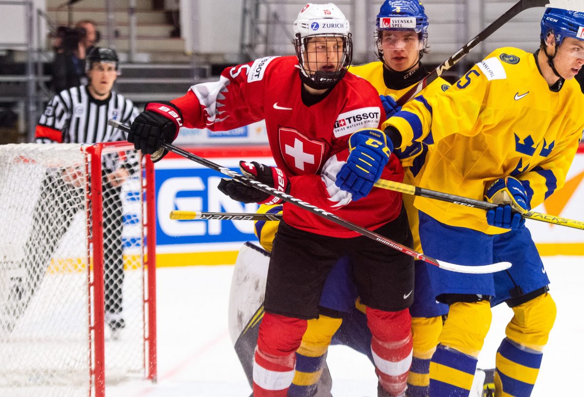 Simon Knak of Switzerland against Tobias Björnfot and Philip Broberg of Sweden during the 2020 IIHF World Junior Championship game between Switzerland and Sweden on December 28, 2019 in Trinec. Photo: Simon Hastegård / BILDBYRÅN 