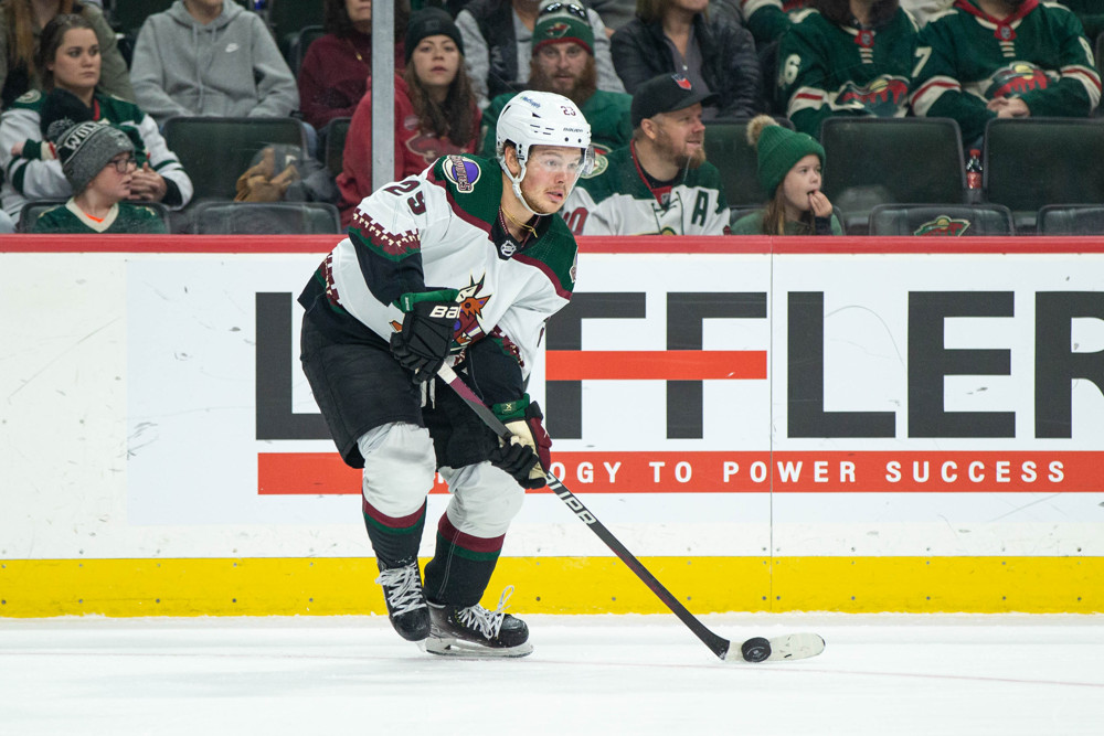 Arizona Coyotes record season-low 14 shots, implode vs Calgary Flames to bring point streak to end - PHNX
